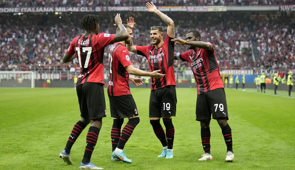 (kiri ke kanan) Pemain AC Milan Rafael Leao, Ante Rebic, Theo Hernandez, dan Franck Kessie merayakan kemenangan atas Atalanta pada pertandingan sepak bola Serie A di Stadion San Siro, Milan, Italia, 15 Mei 2022. AC Milan menang 2-0. (AP Photo/Antonio Calani)