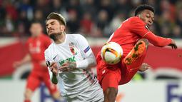 Duel antara pemain Augsburg, Konstantinos Stafylidis (kiri), dengan pemain Liverpool, Daniel Sturridge, pada laga leg pertama 32 besar Liga Europa, di WWK Arena, Augsburg, Jerman, Jumat (19/2/2016) dini hari WIB. (AFP/Christof Stache)
