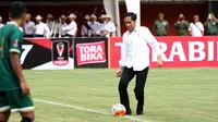 Aksi Presiden Jokowi, Tandai Pembukaan Turnamen Piala Presiden 2017. (Liputan6.com/Helmi Fithriansyah)