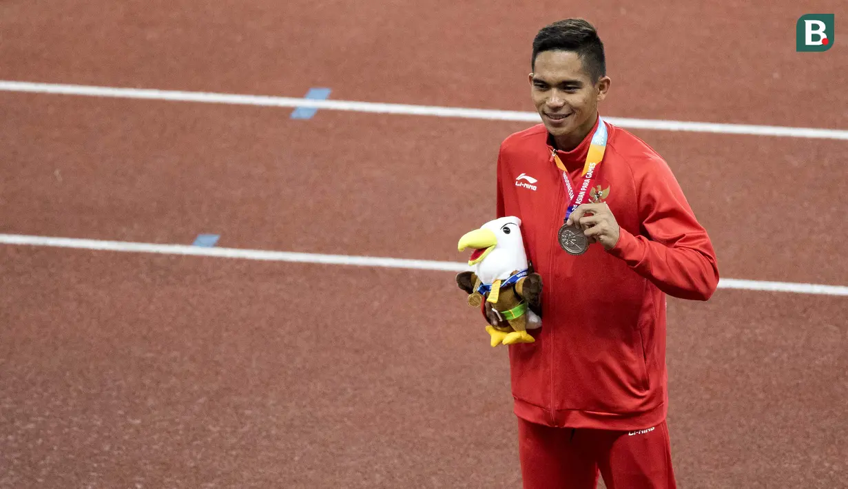 Ferry Pradana meraih medali perak di cabang para atletik nomor lari 400 meter putra klasifikasi T45/46/47 pada Asian Para Games 2018, di Stadion Utama Gelora Bung Karno Jakarta, Kamis(11/10/2018).  (Bola.com/Peksi Cahyo)