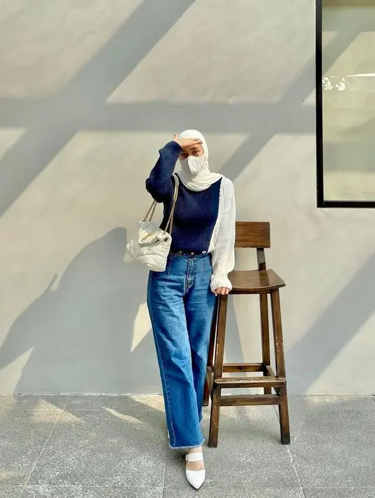 Tampil simple namun modis, kamu bisa memadukan celana kulot jeans dengan sweatshirt two tone seperti yang dikenakan Dinda Hauw ini. Untuk hijab, pilihlah warna senada dengan top (Instagram/dindahw).