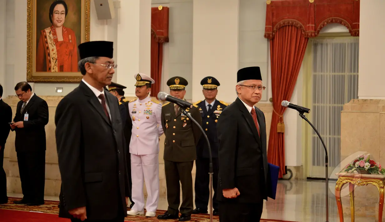 Anggota Konsil Kedokteran Indonesia masa jabatan 2014-2019, Satrio Sumantri Brodjonegoro (kanan) saat acara pelantikan dirinya di Istana Negara, Jumat (13/3/2015). (Liputan6.com/Faizal Fanani)