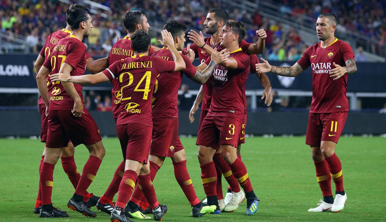 Para pemain AS Roma merayakan gol yang dicetak Diego Perotti ke gawang Barcelona pada laga International Championship Cup di Stadion AT&T, Texas, Selasa (31/7/2018). AS Roma menang 4-2 atas Barcelona. (AFP/Richard Rodriguez)