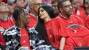 Kehadirannya dengan membawa kabar gembira pun akhirnya menghapus tanda tanya dari publik. Selamat berbahagia, Kylie Jenner dan Travis Scott! (papercity)