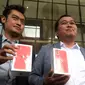 LSM MAKI menunjukkan iPhone 11 sebagai hadiah bagi yang memberikan informasi keberadaan Harun Masiku dan Nurhadi di Gedung KPK, Jakarta, Jumat (21/2/2020). Harun Masiku terkait dugaan suap penetapan anggota DPR Terpilih 2019-2024 dan Nurhadi kasus gratifikasi Rp 46 miliar. (merdeka.com/Dwi Narwoko)