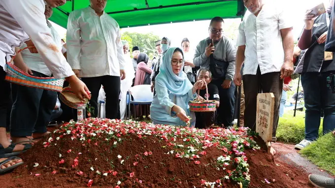 Rieke Diah Pitaloka di Pemakaman Mat Solar