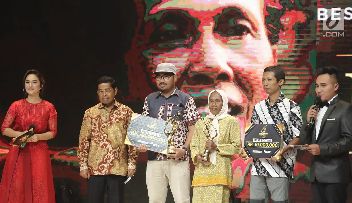 Menteri Sosial Idrus Marham foto bersama usai memberikan piala kepada Pasijah the untold story dalam kategori best video & best editing  saat ajang Liputan6 Awards 2018 di SCTV Tower, Jakarta, Minggu (20/5). (Liputan6.com/Herman Zakharia)