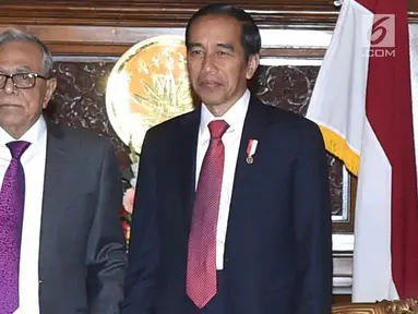 Presiden Joko Widodo berpose dengan Presiden Bangladesh Abdul Hamid saat melakukan pertemuan bilateral di Credential Hall, Bangabhan Presidential Palace (27/1). (Liputan6.com/Pool/Rusman Biro Pers Setpres)