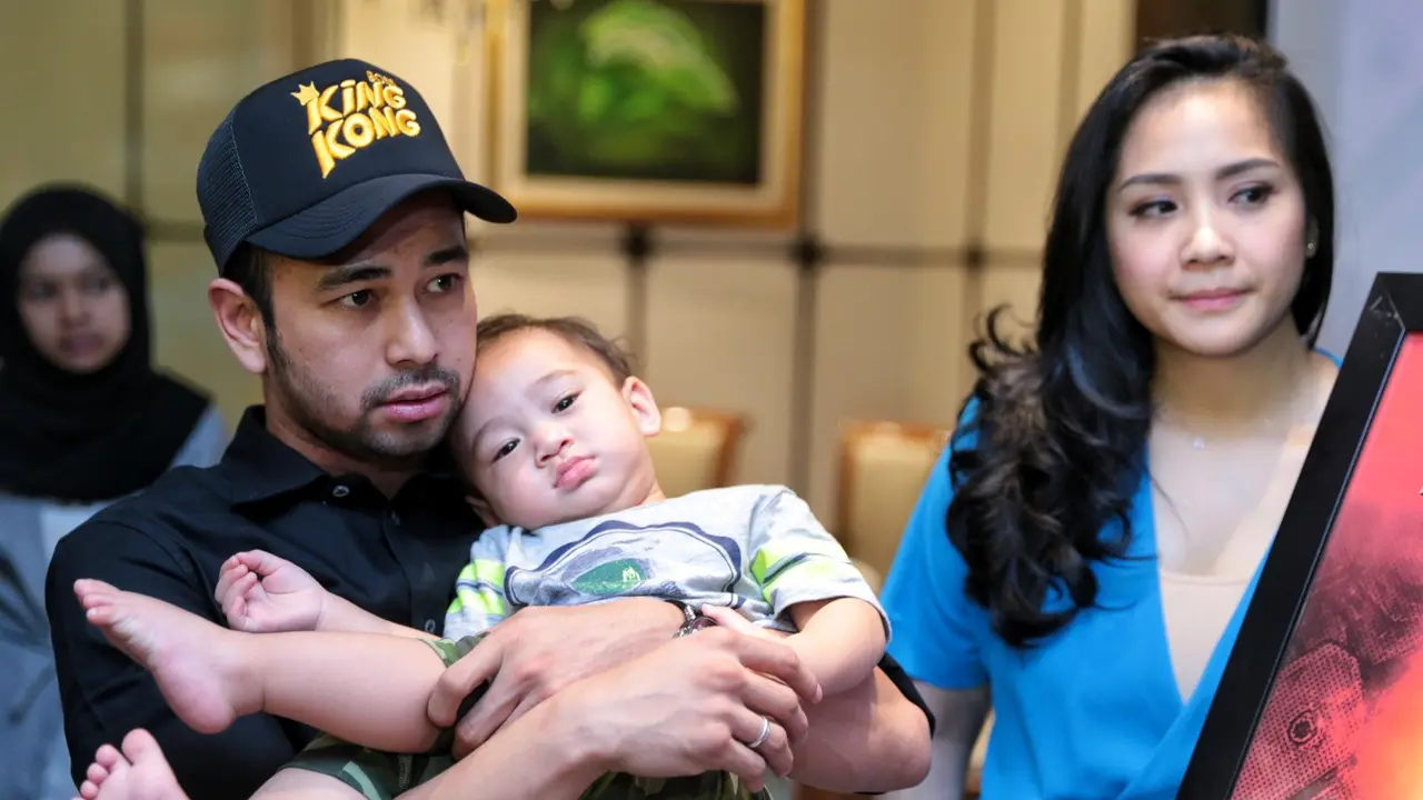 [Bintang] Raffi Ahmad, Nagita Slavina, dan Rafathar
