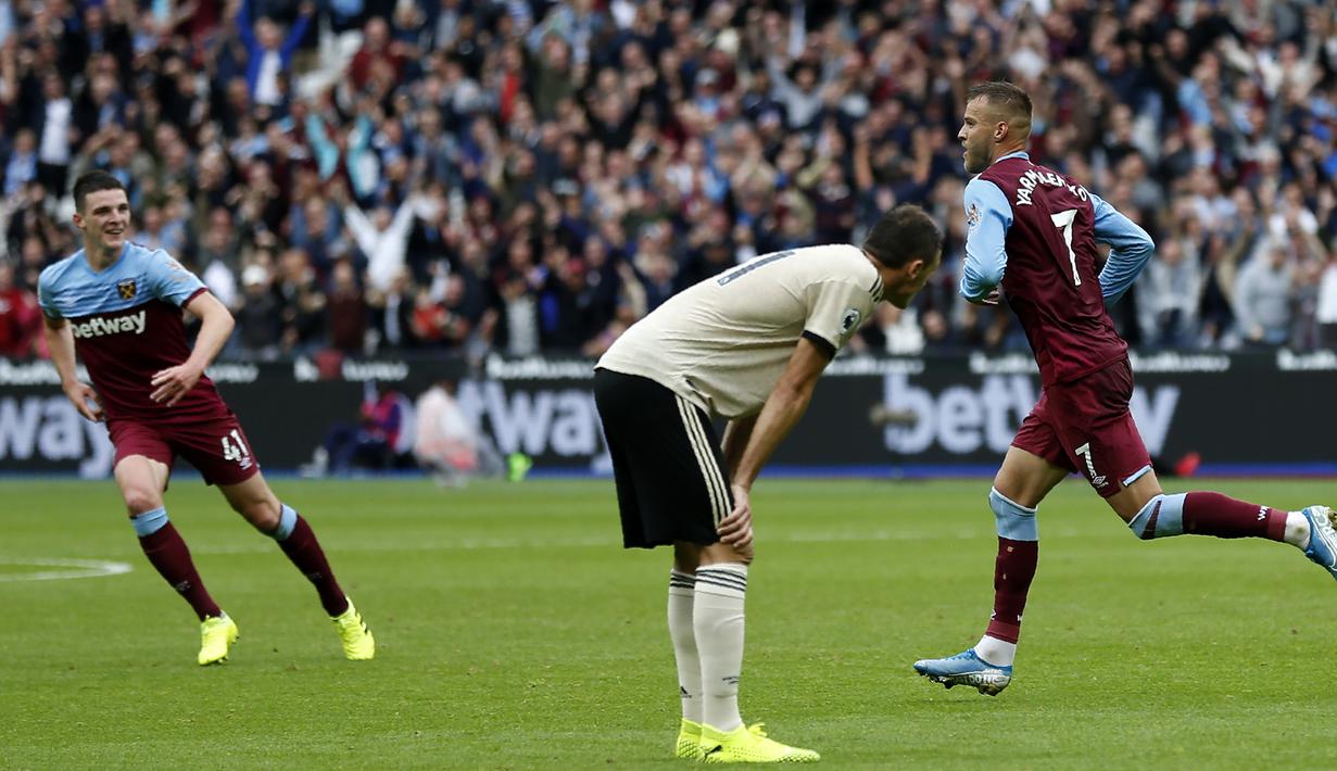 Striker West Ham, Andriy Yarmolenko, merayakan gol yang dicetaknya ke gawang Manchester United pada laga Premier League di Stadion London, London, Minggu (22/9). West Ham menang 2-0 atas MU. (AFP/Ian Kington)