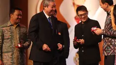 Bintang Film, Jet Li (dua dari kanan), Gubernur DKI Jakarta, Basuki Purnama (kanan), dan Menpora Imam Nahrawi terima batu akik pada Pembukaan Kejuaraan Dunia Wushu 2015 di JCC, Senayan, Jakarta, Jumat (13/11/2015) WIB. (Bola.com/Nicklas Hanoatubun). 