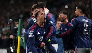 Selebrasi bek Arsenal Gabriel usia timnya mengalahkan Sporting di Leg 1 Perempat Final Liga Champions 2025/2026. (PATRICIA DE MELO MOREIRA / AFP)