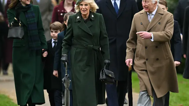 Raja Charles III, Ratu Inggris Camilla, Kate Middleton, Pangeran Inggris Louis dari Wales, dan Pangeran Inggris William, Pangeran Wales, tiba untuk menghadiri kebaktian Natal tradisional Keluarga Kerajaan di Gereja St Mary Magdalene