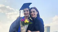 Sang adik pun mengenakan toga dan jubahnya di hari wisuda. Najwa pun nampak bangga dengan sang adik bungsu yang menerima gelar spesialis penyakit dalam atau internal medicine. @najwashihab.