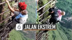 Terlihat beberapa warga harus menaiki dan menuruni tebing yang terdiri dari 2.556 anak tangga.