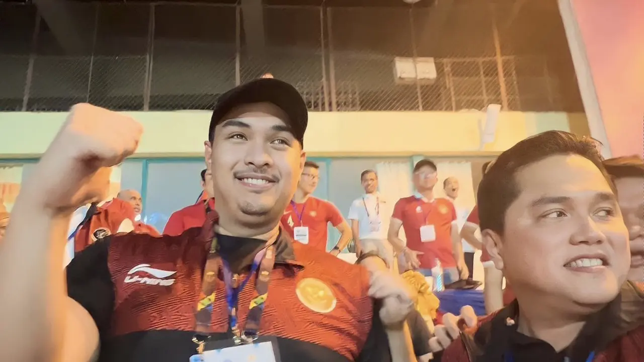 Menteri Pemuda dan Olahraga Republik Indonesia (Menpora RI) Dito Ariotedjo terlihat menitikkan air mata haru saat mengalungkan medali emas kepada atlet Indonesia dalam upacara penghormatan pemenang cabang olahraga sepak bola SEA Games ke-32 pada Selasa (