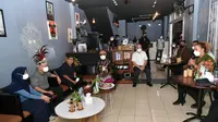 Mengawali kunjungan kerjanya di Jayapura, Wapres Ma'ruf Amin singgah di kedai Meja Kopi yang terletak di Ruko Pasifik Permai Dok II Jayapura, Provinsi Papua, Selasa (29/11/2022) (Setwapres)