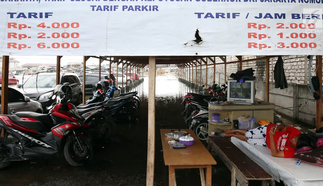 Lahan tempat parkir digenangi air banjir rob di kawasan Muara Angke, Jakarta, Kamis (4/1). Informasi soal akan terjadinya luapan air laut sudah disampaikan sebelumnya. (Liputan6.com/JohanTallo)