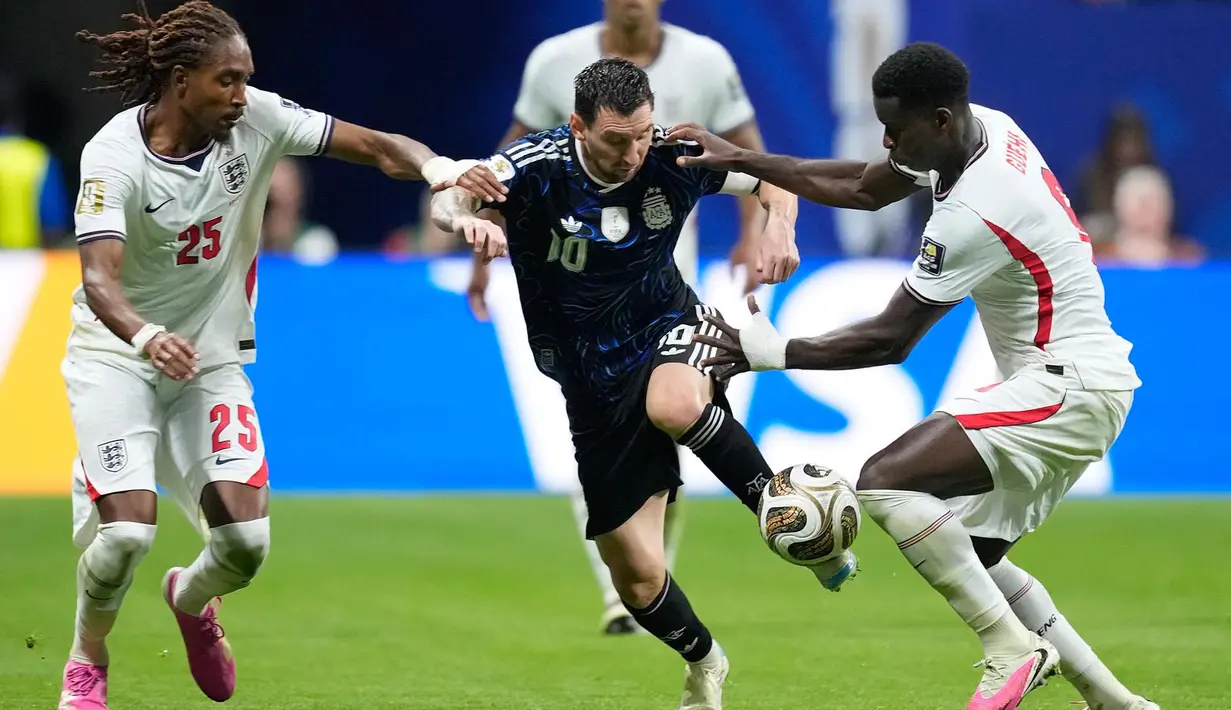 Pemain Argentina Lionel Messi menggiring bola melewati pemain Inggris  Djed Spence dan Marc Guehi selama pertandingan semifinal Piala Dunia antara Inggris dan Argentina di Atlanta, Rabu, 15 Juli 2026. (AP Photo/Rebecca Blackwell)