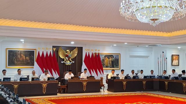Presiden RI Prabowo Subianto memimpin sidang kabinet paripurna di Kantor Presiden, Jakarta bersama Kabinet Merah Putih, Senin (2/12/2024).