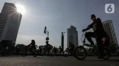 Warga berolahraga di area Car Free Day (CFD) kawasan MH Thamrin, Jakarta, Minggu (21/6/2020). Hari ini adalah kali pertama digelarnya CFD Jakarta di sepanjang Jalan Sudirman - Thmarin saat Pembatasan Sosial Berskala Besar (PSBB) Masa Transisi. (Liputan6.com/Johan Tallo)