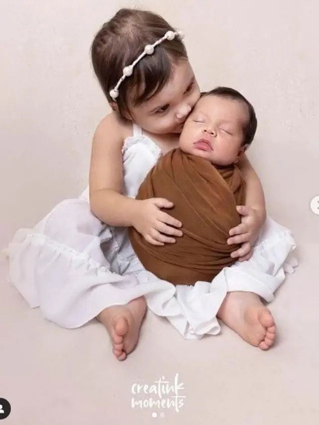 Foto keluarga Randy Pangalila bersama putranya yang baru lahir, Asher (Foto: instagram creatinkmoments/randpunk)
