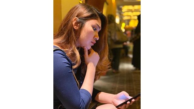 Penampilan Rynda juga semakin memesona, begini potret istri Tretan saat serius memandang layar handphone.