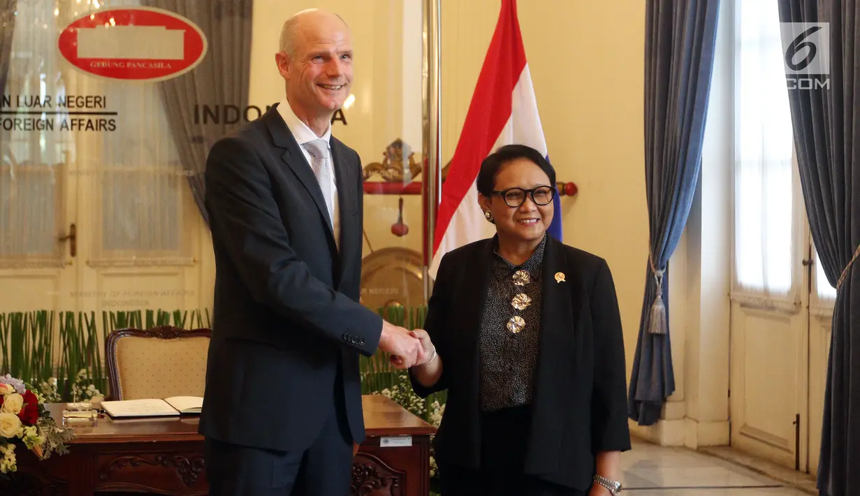 Menlu Belanda Stephanus Abraham Blok bersalaman dengan Menlu Retno Marsudi di gedung Pancasila Kemenlu , Jakarta, Selasa (3/7). Pertemuan juga membahas kerja sama bidang penanggulangan terorisme, siber, dan HAM. (Liputan6.com/Johan Tallo)