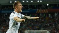 Gelandang Jerman, Toni Kroos, merayakan gol yang dicetaknya ke gawang Swedia pada laga grup F Piala Dunia di Sochi, Sabtu (23/6/2018). Gol ini tercipta pada menit ‘90+5 atau masa injury time. (AFP/Odd Andersen)