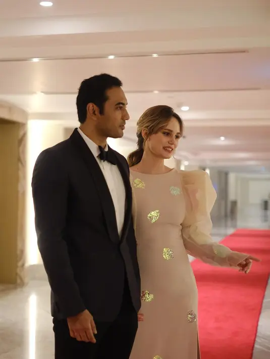 Cantiknya Valentine dibalut gaun bernuansa merah muda. Rambut blondenya dikepang satu, dengan poni samping yang membingkai wajahnya semakin manis. [Foto: Instagram/valentinepayenwicaksono]