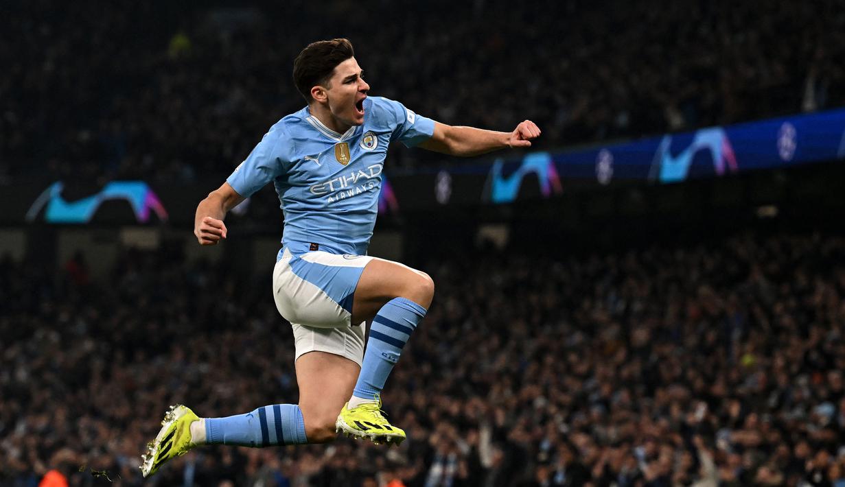 Pemain Manchester City, Julian Alvarez melakukan selebrasi setelah mencetak gol kedua timnya ke gawang FC Copenhagen pada laga leg kedua 16 besar Liga Champions 2023/2024 di Stadion Etihad, Manchester, Inggris, Kamis (07/03/2024). (AFP/Paul Ellis)