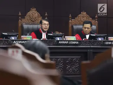 Ketua Majelis Hakim Mahkamah Konstitusi Anwar Usman (tengah) membacakan putusan perkara pengujian undang-undang tentang ASN, Sistem Pendidikan Nasional, Pendidikan dan Gelar Profesi, di Gedung MK, Jakarta, Kamis (14/2). (Liputan6.com/Helmi Fithriansyah)
