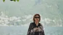 Sementara itu, Fernanda Torres tampil dengan pilihan gaya yang berani dan berkelas. Ia mengenakan setelan monokrom hitam-putih berpola marmer dengan atasan blouse hitam yang dihiasi detail ruffle dan kancing perak.   [Dok/Chanel].