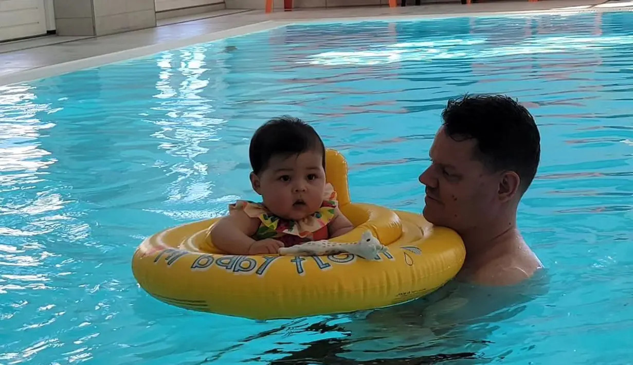 Pemeran Yunita dalam sinetron Tendangan Si Madun Returns itu kerap  membagika beberapa momen bersama keluarganya. Tidak sedikit, baby Nova banyak disebut mirip sang ayah. [Instagram/graciaz14]