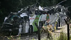 Kondisi sebuah bus usai melaju tak terkendali dan terjun bebas ke jurang di negara bagian Sao Paulo, Brasil, Kamis (9/6). Kecelakaan menewaskan 18 orang dan melukai 28 lainnya, sebagian besar dari mereka adalah anak-anak usia sekolah. (Jonny UEDA/AFP)