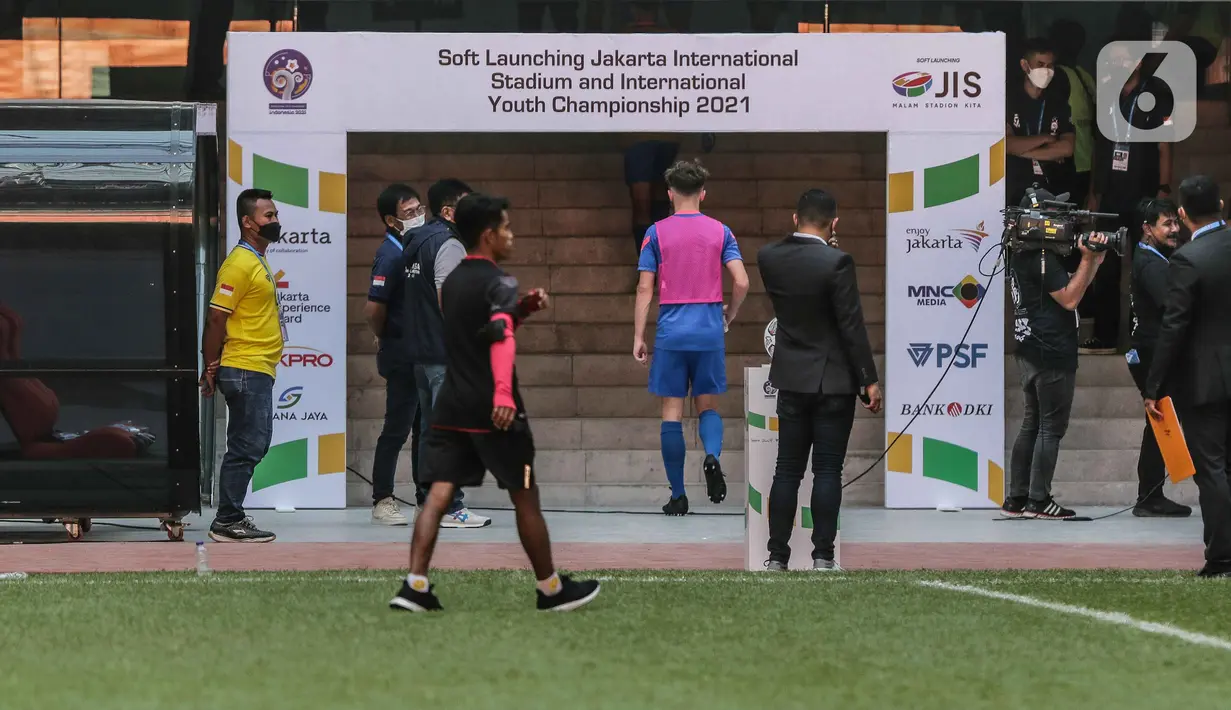 Sejumlah pemain berlatih sebelum laga International Youth Championship (IYC) 2021 di Jakarta International Stadium (JIS), Jakarta, Rabu (13/4/2022). Ajang sepak bola International Youth Championship 2021 (IYC 2021) akan digelar di Stadion JIS pada 13,15,17, dan 19 April. (Liputan6.com/Faizal Fanani)