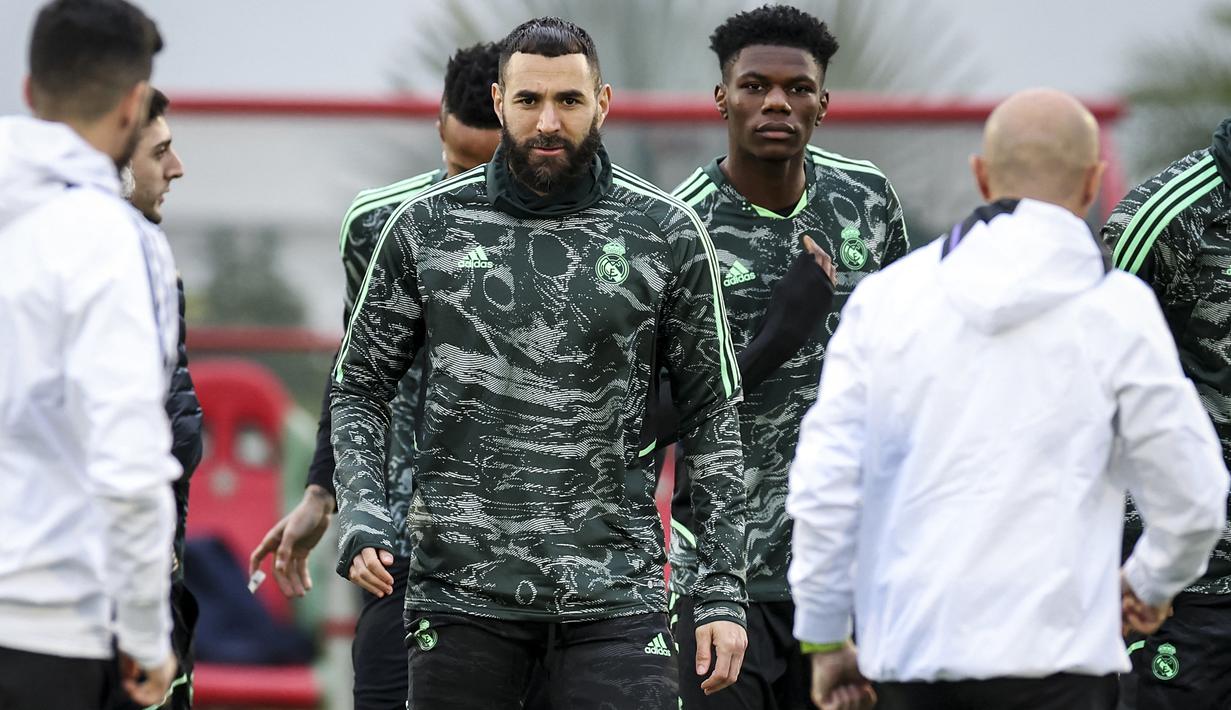 Pemain Real Madrid, Karim Benzema (tengah) saat melakukan sesi latihan bersama rekannya, Jumat (10/2/2023) jelang pertandingan final Piala Dunia Antarklub 2023 melawan Al-Hilal. Karim Benzema juga masuk dalam daftar yang kontraknya akan habis di akhir musim 2022-2023 ini. Namun rasanya Real Madrid takkan mau kehilangan Benzema yang sudah memberikan kontribusi besar ke klub. (AFP/Fadel Senna)