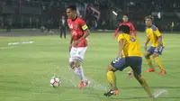 Fadhil Sausu mencetak gol indah pada laga Bali United vs Tampines Rovers di Stadion I Wayan Dipta, Gianyar, Selasa (16/1/2018). (Bola.com/Ronald Seger Prabowo)