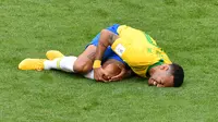 Penyerang timnas Brasil, Neymar mengerang kesakitan di atas lapangan pada babak 16 besar Piala Dunia 2018 melawan Meksiko di Samara Arena, Senin (2/7). Neymar dinilai bersikap berlebihan saat dijatuhkan lawan dalam duel di lapangan. (AFP/SAEED KHAN)