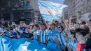 Para suporter merayakan kemenangan timnas sepak bola Argentina atas Prancis pada pertandingan sepak bola final Piala Dunia Qatar 2022 di Buenos Aires, Argentina, 18 Desember 2022. Argentina menang 4-2 dalam drama adu penalti setelah pertandingan berakhir imbang dengan skor 3-3. (AP Photo/Victor R. Caivano)