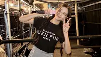 Jisoo saat konser di Mexico tampil ceria mengenakan t shirt Blackpink hitam dipadukan mini skirt abu-abu bertali. @sooyaaa_