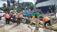 Badan Penanggulangan Bencana Daerah (BPBD) Kota Tangerang bersiap mencegah dan menghadapi bencana banjir dengan membersihkan saluran air. (Liputan6.com/Pramita Tristiawati)