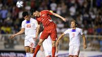 Striker Timnas Filipina, Javier Patino (kiri). (AFP/Ted Aljibe).