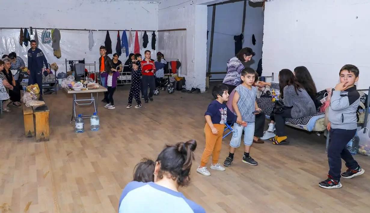 Warga berkumpul dalam tempat penampungan untuk melindungi diri dari serangan bom di Stepanakert, Republik Nagorno-Karabakh, Azerbaijan, 27 September 2020. Armenia dan Azerbaijan saling menyalahkan karena melanjutkan serangan. (Edgar Kamalyan/Armenian Foreign Ministry via AP)