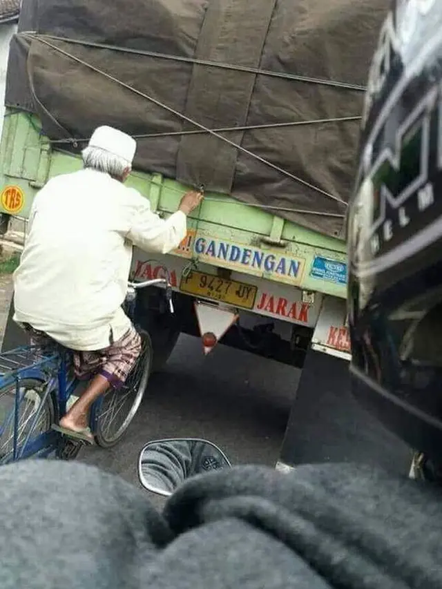 7 Tingkah Bapak-Bapak Hilangkan Jenuh Sukes Bikin Ngakak Sekaligus Tepuk Jidat