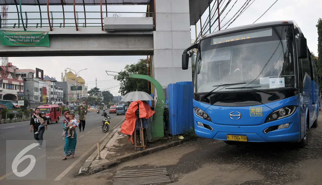Bus Transjakarta keluar dari terminal Depok, Jumat (22/7). PT Transjakarta melakukan perubahan rute bus Depok-UKI untuk mengangkut penumpang dari Cibubur. (Liputan6.com/Yoppy Renato)