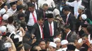 Wapres Jusuf Kalla menghadiri pemakaman Mantan Ketua Umum PBNU KH Hasyim Muzadi di Pondok Pesantren Al Hikam, Depok, Kamis (16/3). KH Hasyim Muzadi mengembuskan napas terakhir di usia 72 tahun. (Liputan6.com/Immanuel Antonius)