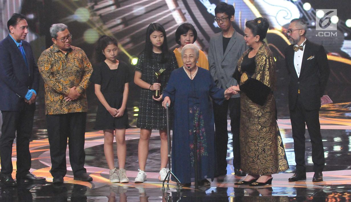 Pemeran dan penulis skenario Indonesia, Tatiek Maliyati memberikan kata sambutan atas penghargaan Lifetime Achiement pada ajang penghargaan Festival Film Bandung 2017 di Studio 6 Emtek, Jakarta, Minggu (22/10). (Liputan6.com/Helmi Afandi)