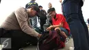 Anggota Polres Kepulauan Seribu memeriksa tas wisatawan di Kali Adem, Jakarta, Kamis (5/5). Razia tersebut sebagai bentuk pencegahan penyalahgunaan narkoba dan minuman keras. (Liputan6.com/Angga Yuniar) 