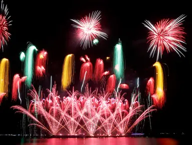 Pertunjukan kembang api dari Alessi Fuochi Artificiali asal Italia pada Kompetisi Pyromusical Internasional di Manila, Filipina, Sabtu (10/3). Sejumlah produsen kembang api dari beberapa negara berpartisipasi di kompetisi tahunan ini. (AP/Bullit Marquez)